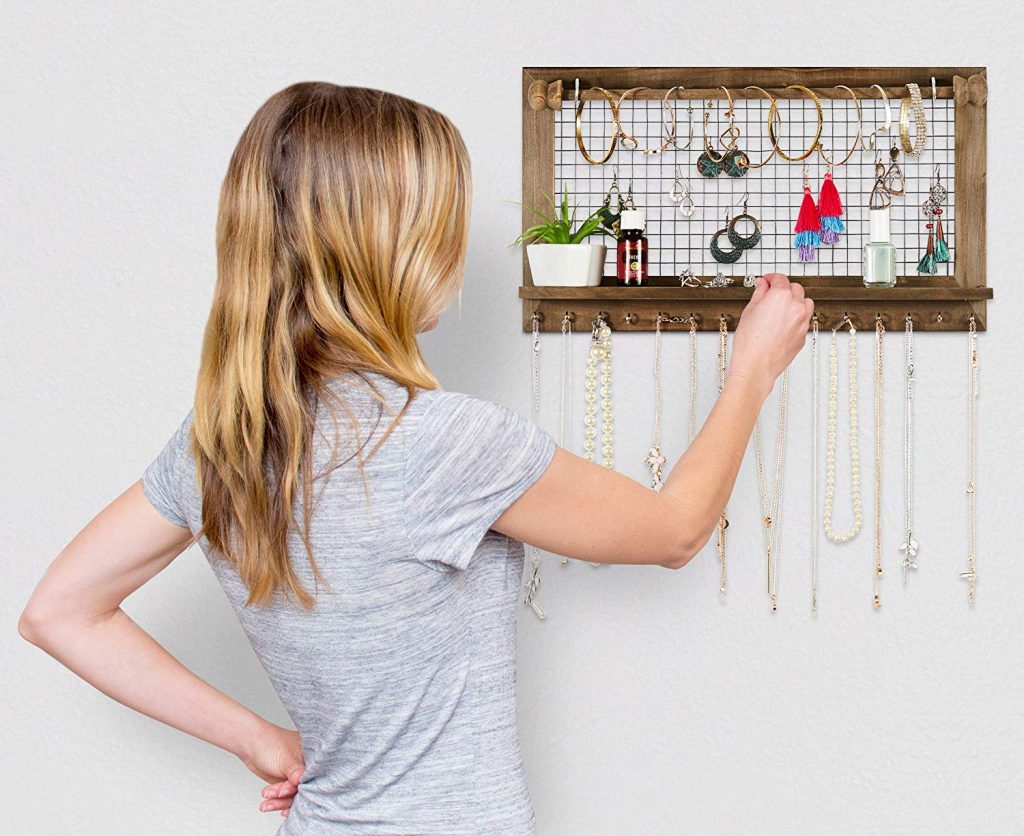 Wall-mounted jewelry storage rack