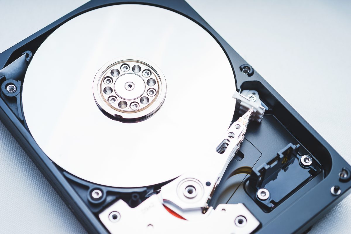 Жесткий диск командная. Компоненты HDD. 3 Элемента HDD. Элементы жесткого пластвря. Как правильно хранить жесткие диски.