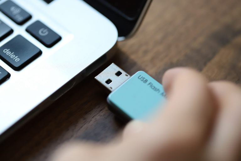 thumb drive format for mac and pc