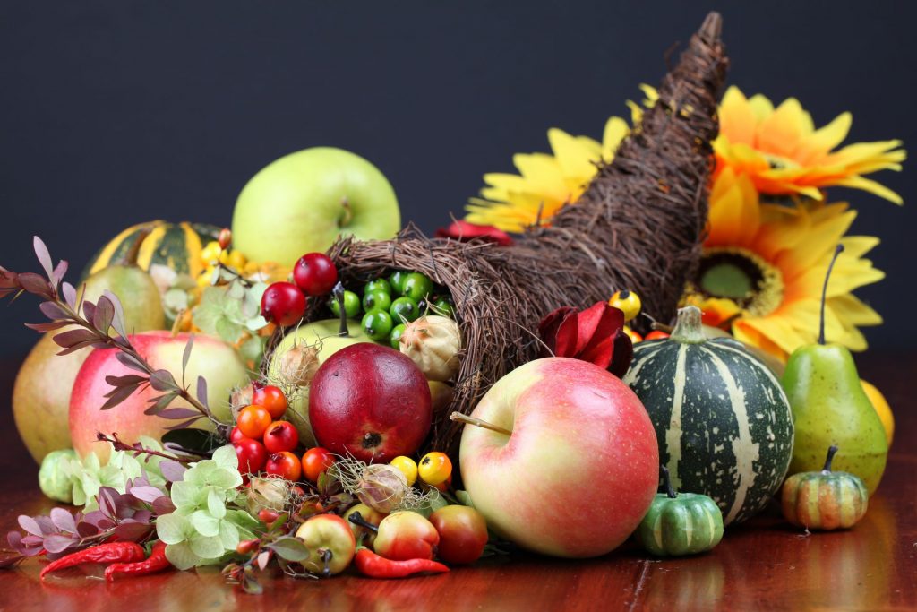 Autumn-cornucopia-table-decorations