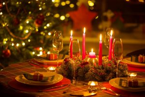 10 Creative & Affordable Christmas Table Decorations