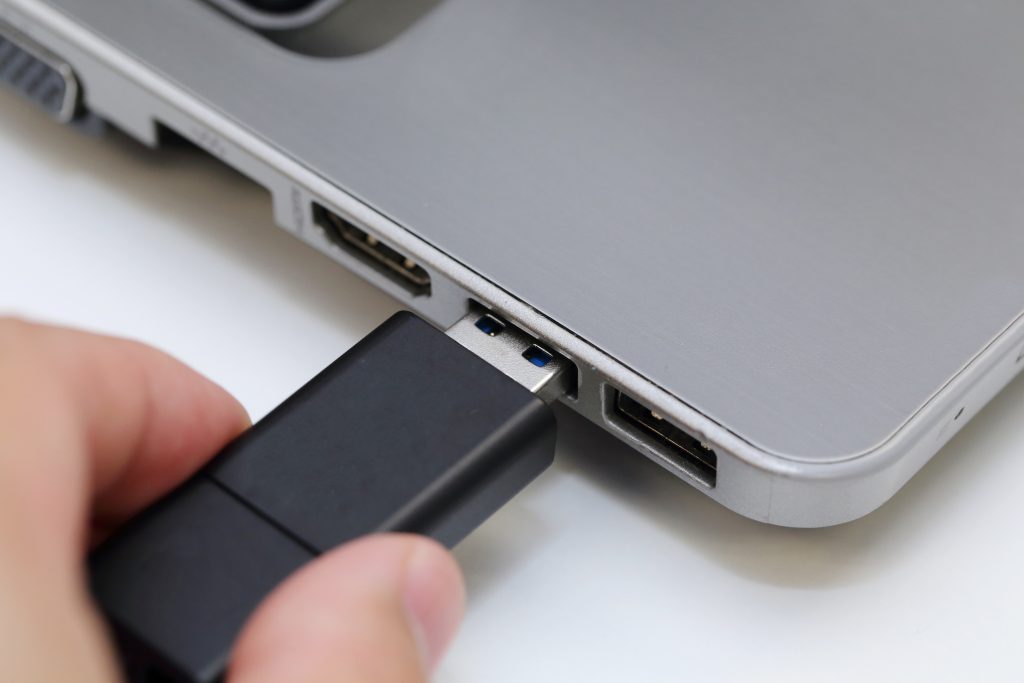 how to use a thumb drive on a macbook pro