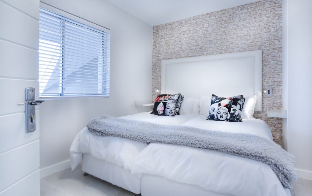 modern-minimalist-bedroom-3147893_1920-1280x805