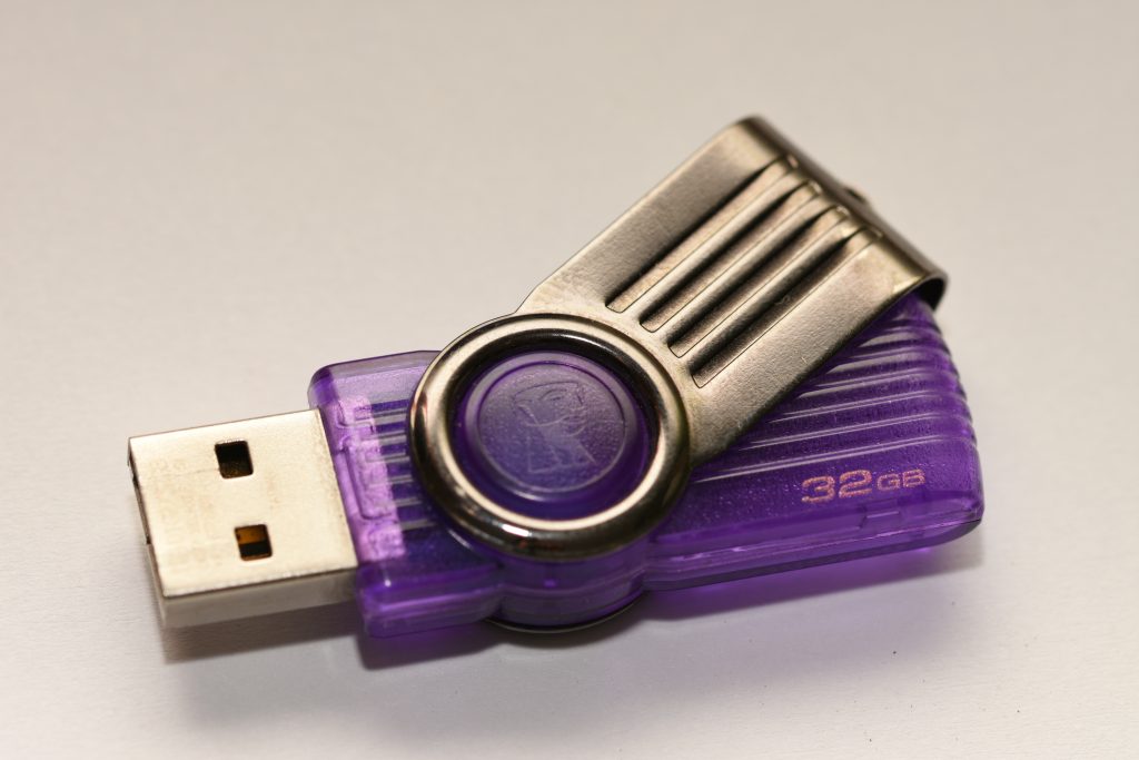 purple USB flash drive 32 GB