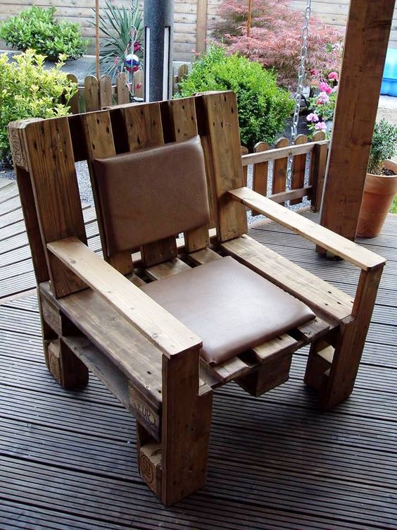 Pallet chair with cushion