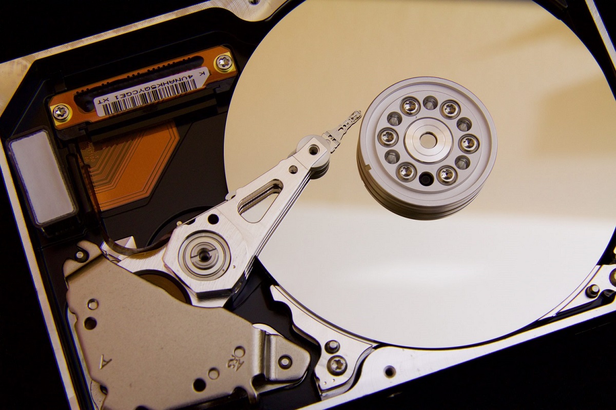 What Type Of Storage Drive Contains Spinning Platters