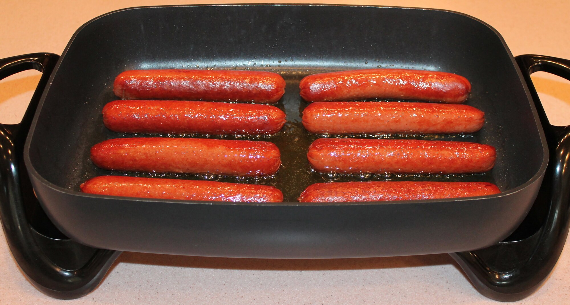 https://storables.com/wp-content/uploads/2023/07/how-long-should-i-cook-a-hot-dog-in-an-electric-skillet-1690188979.jpg