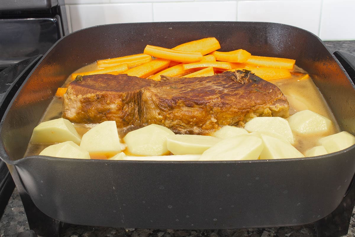 https://storables.com/wp-content/uploads/2023/07/how-to-cook-chuck-roast-in-farberware-electric-skillet-1690122987.jpg
