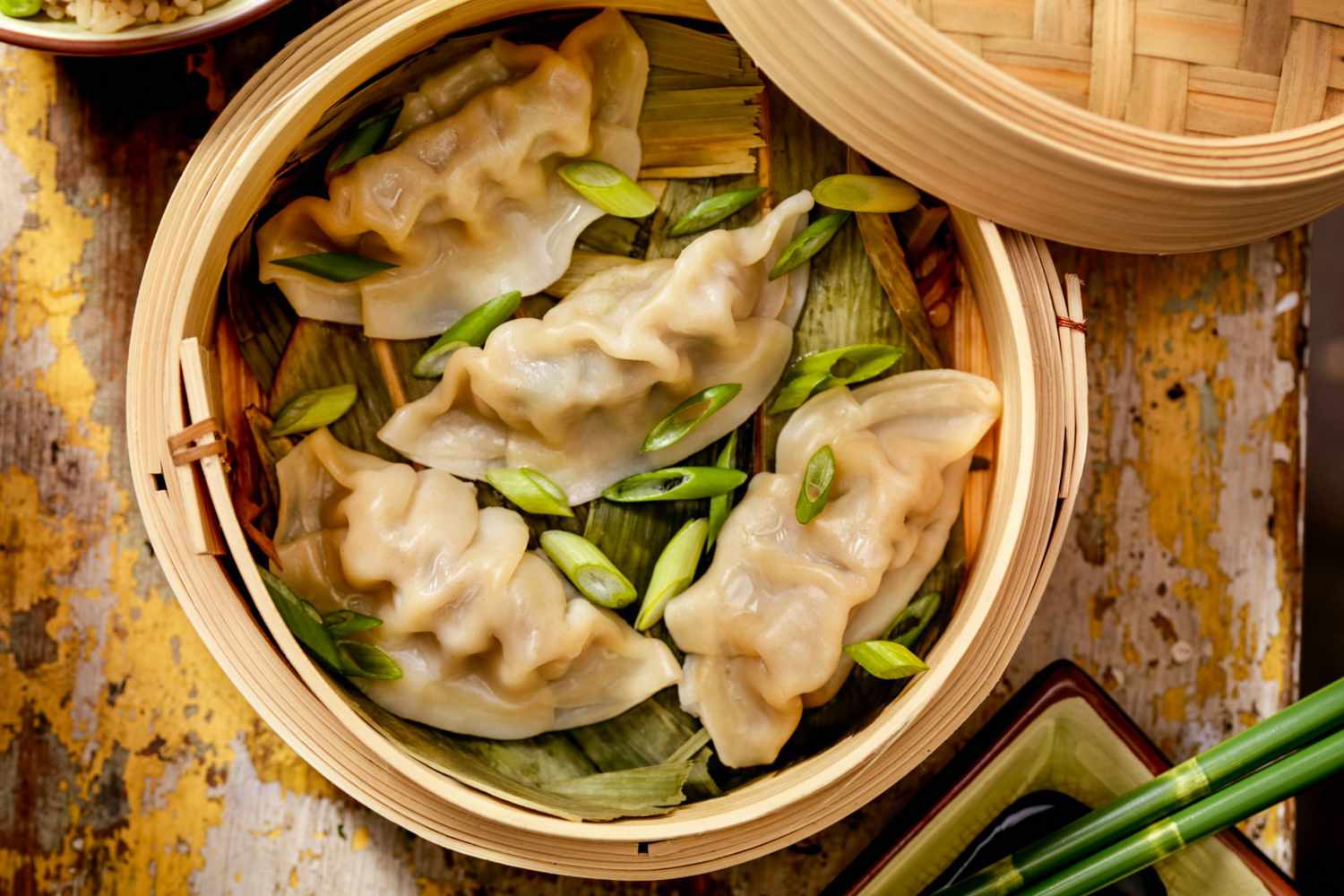 https://storables.com/wp-content/uploads/2023/07/how-to-cook-dumplings-in-bamboo-steamer-1689870299.jpg