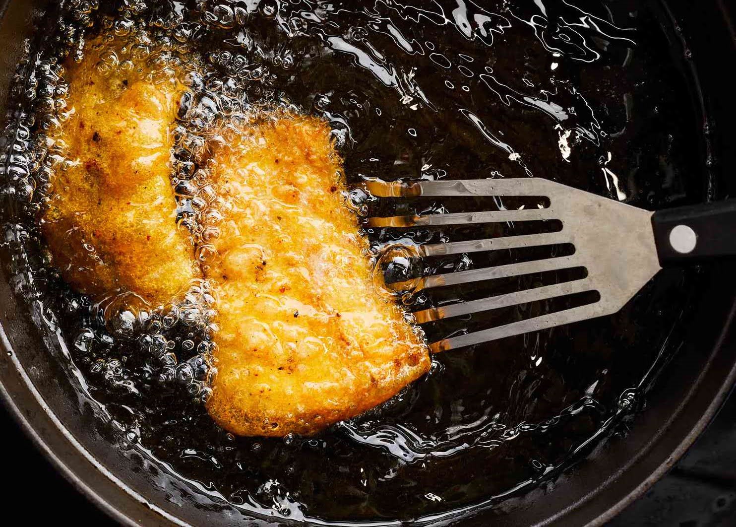 https://storables.com/wp-content/uploads/2023/07/how-to-deep-fry-in-an-electric-skillet-1690263048.jpg