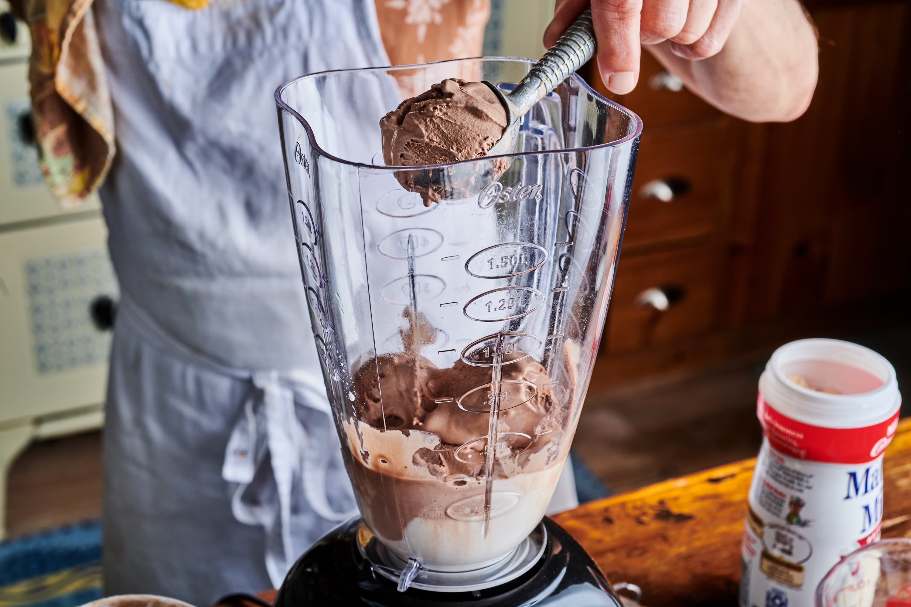 How To Make A Chocolate Milkshake With A Blender