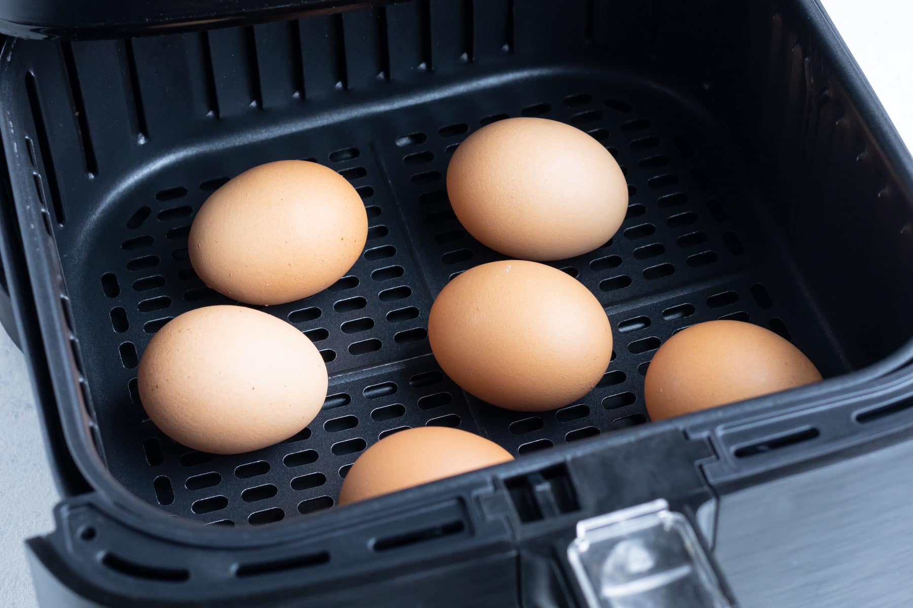 Can you cook eggs in an air outlet fryer