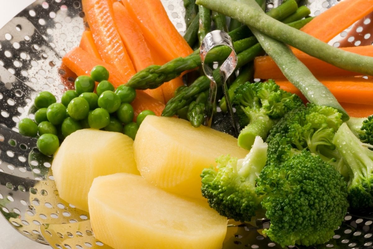 How to steam vegetables in a steamer basket 