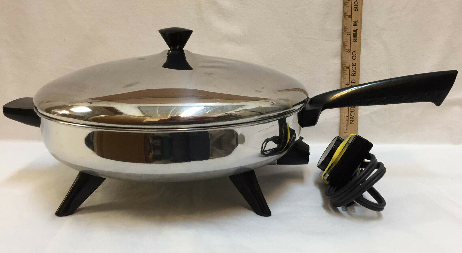 https://storables.com/wp-content/uploads/2023/07/what-is-the-size-of-the-farberware-electric-skillet-1690066472.jpg