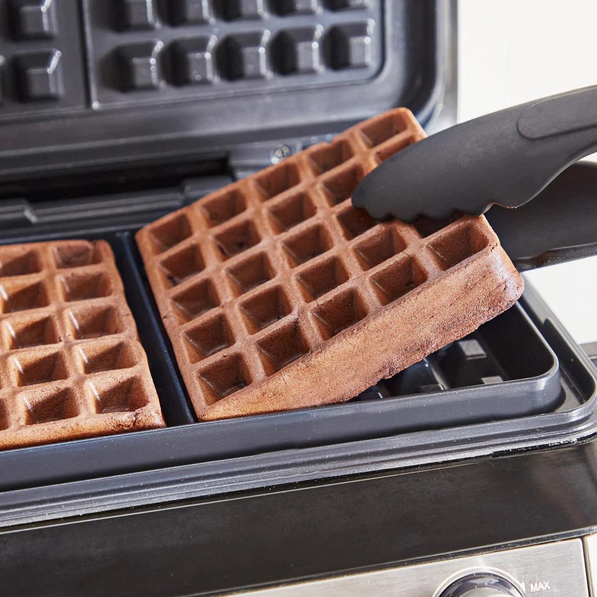 https://storables.com/wp-content/uploads/2023/08/13-incredible-ceramic-waffle-iron-for-2023-1692262380.jpg