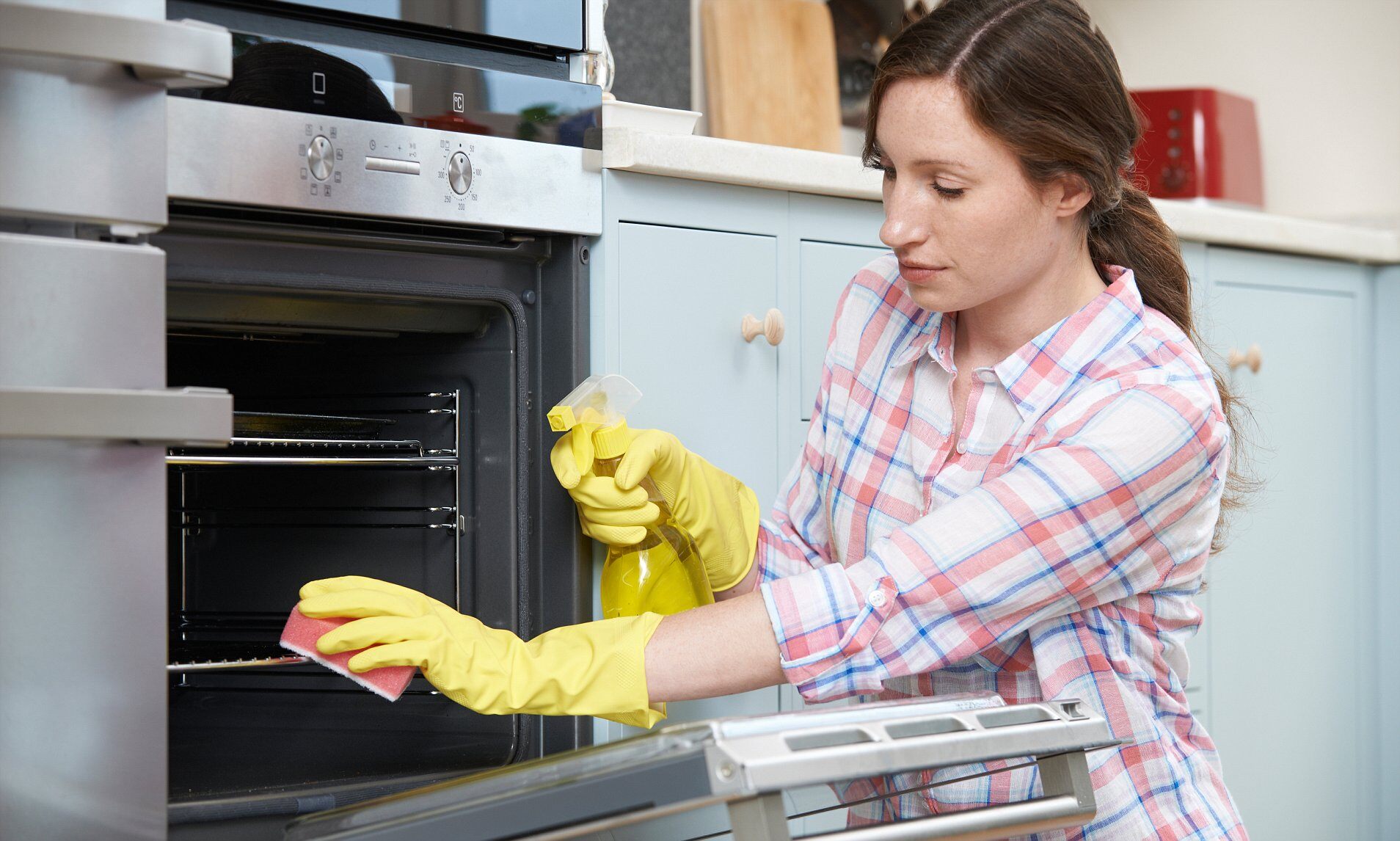 3 Tips For Cleaning Your Oven To Keep It Sparkling