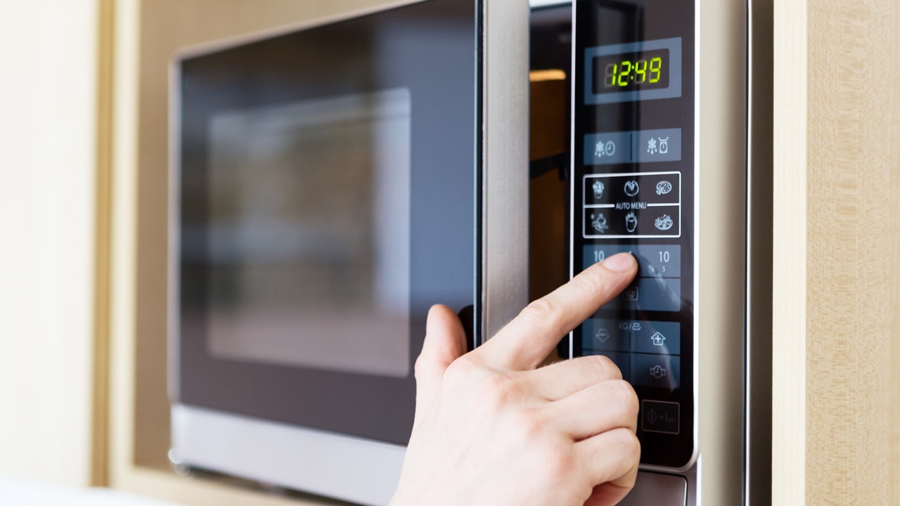 5 Things You Shouldn’t Put In The Microwave