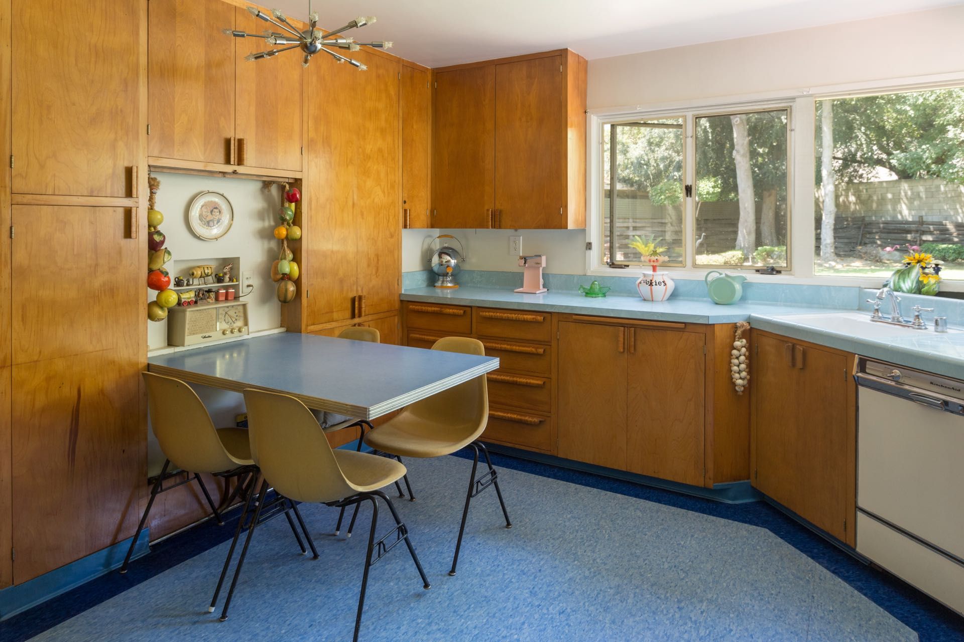 6 Lessons In Retro Style From A Smart, Mid-century Kitchen