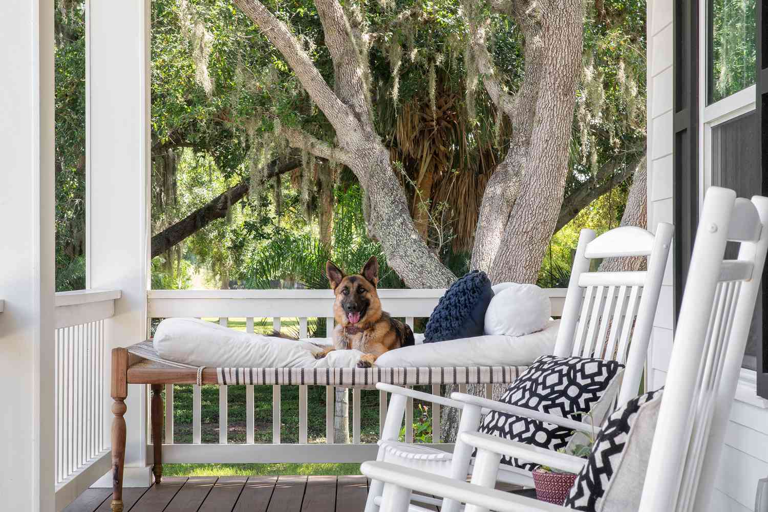 7 Front Porch Furniture Ideas That Are Both Pretty And Functional