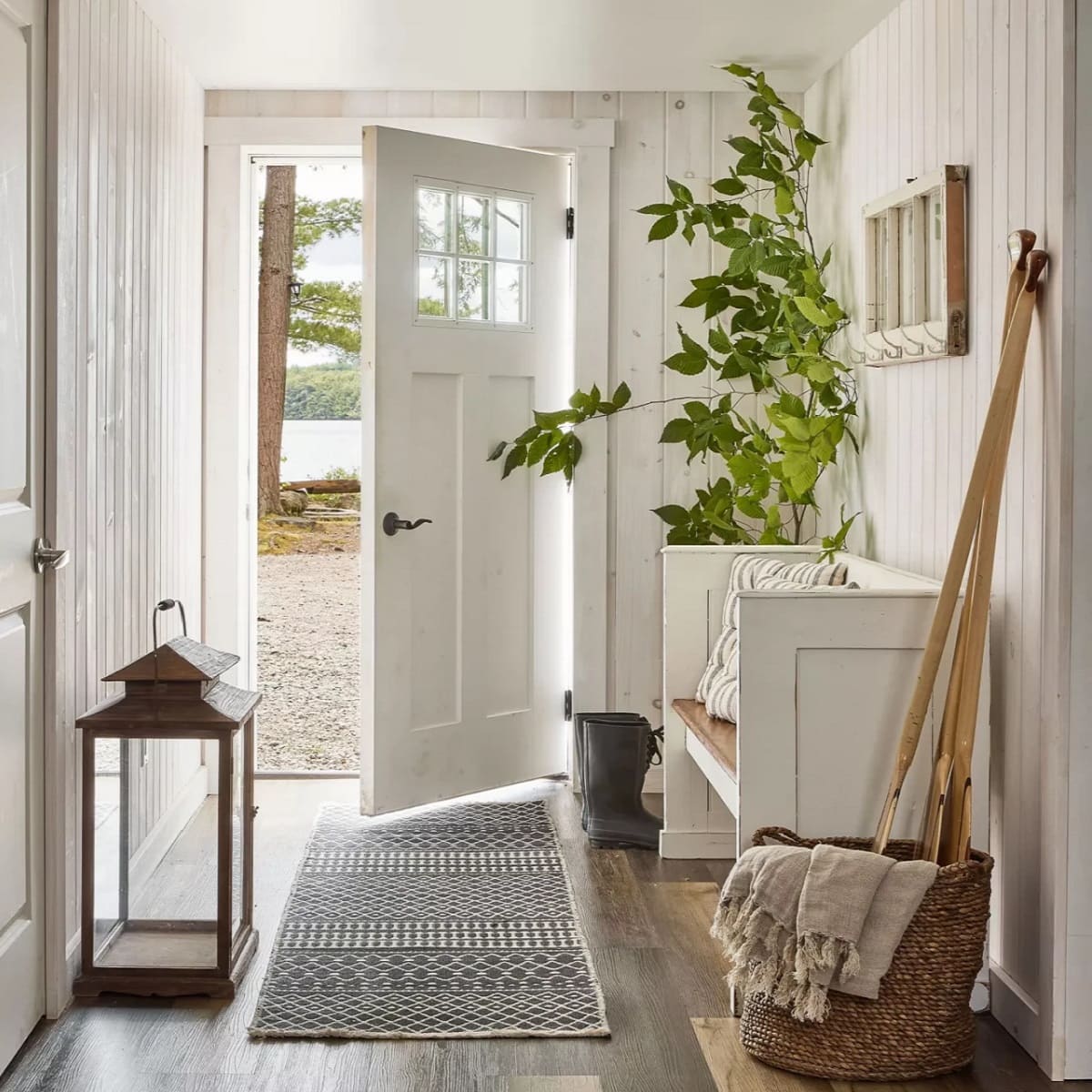 7 Small Entryway Mistakes That Designers Want Us To Stop Making