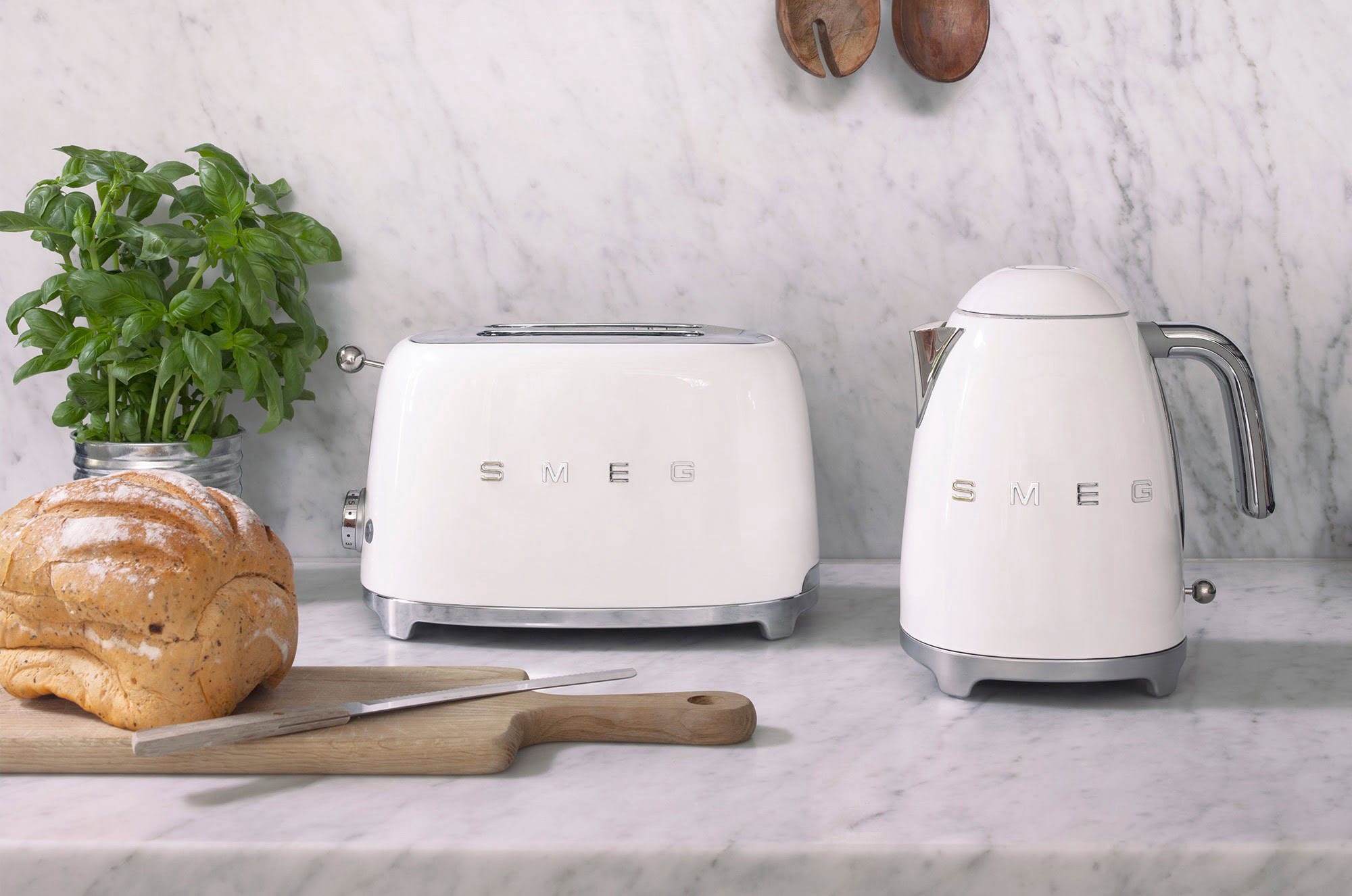 https://storables.com/wp-content/uploads/2023/08/8-amazing-white-toaster-for-2023-1690986146.jpg