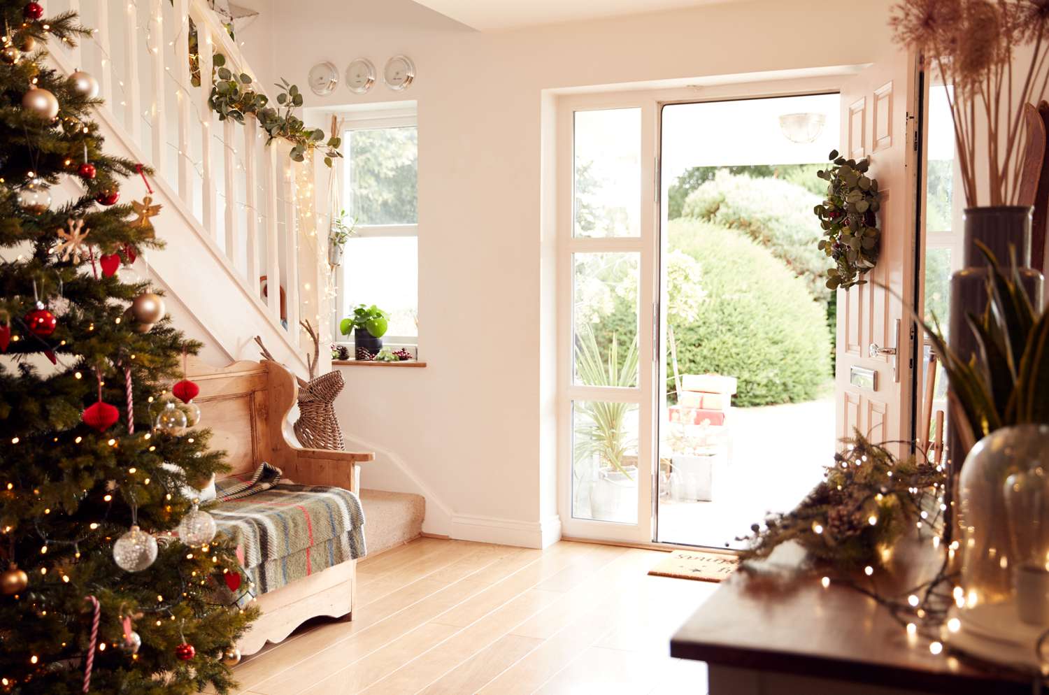 Christmas Door Decor Ideas: 20 Ways To Dress Festive Doors