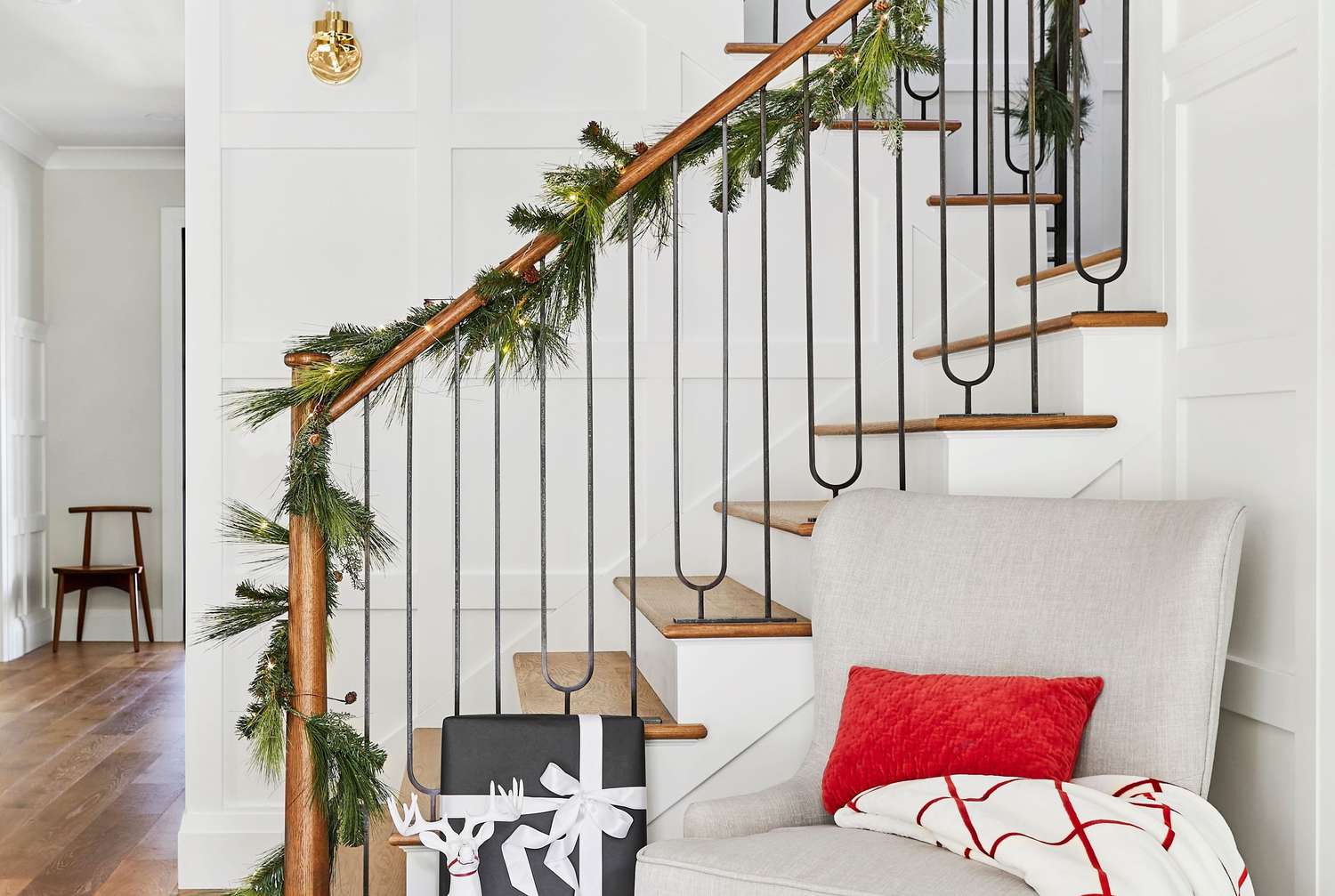 Christmas Stair Decor Ideas: 18 Festive Looks For Staircases