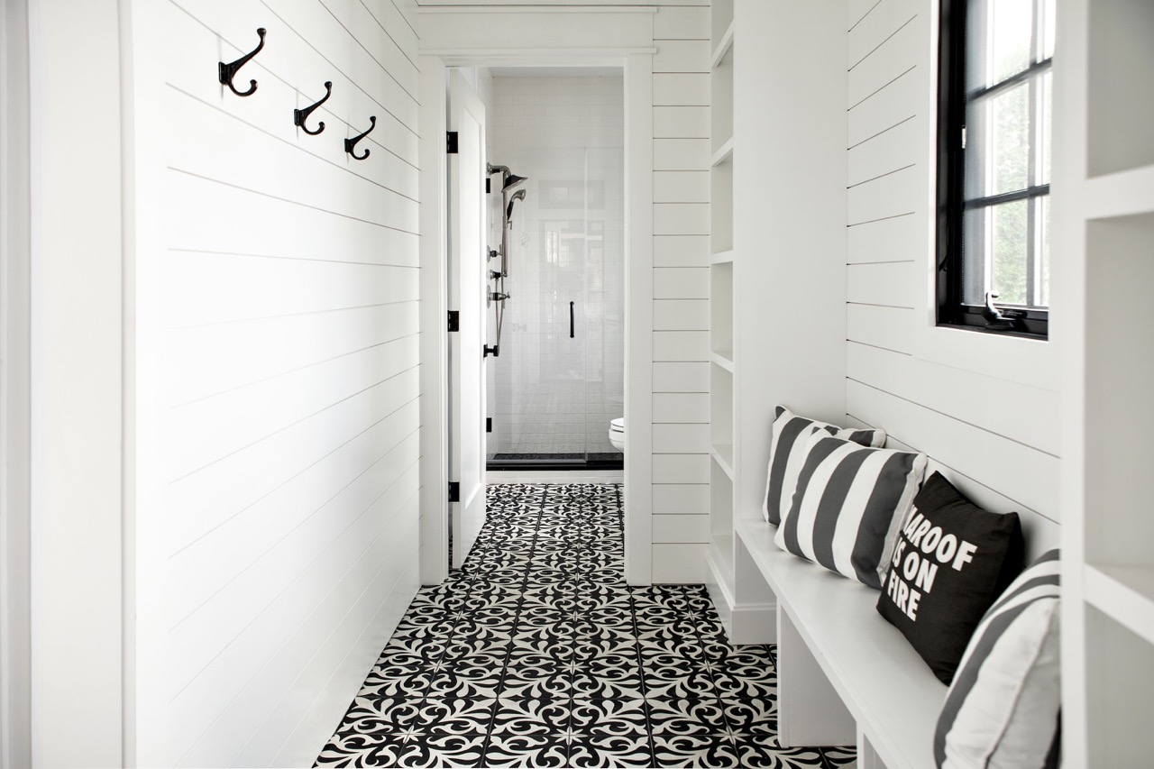 Decorating With Black And White – For An Elegant Parisian Feel