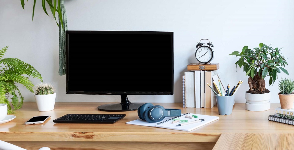 Desk Feng Shui: 4 Steps To Bring Balance To Your Workspace