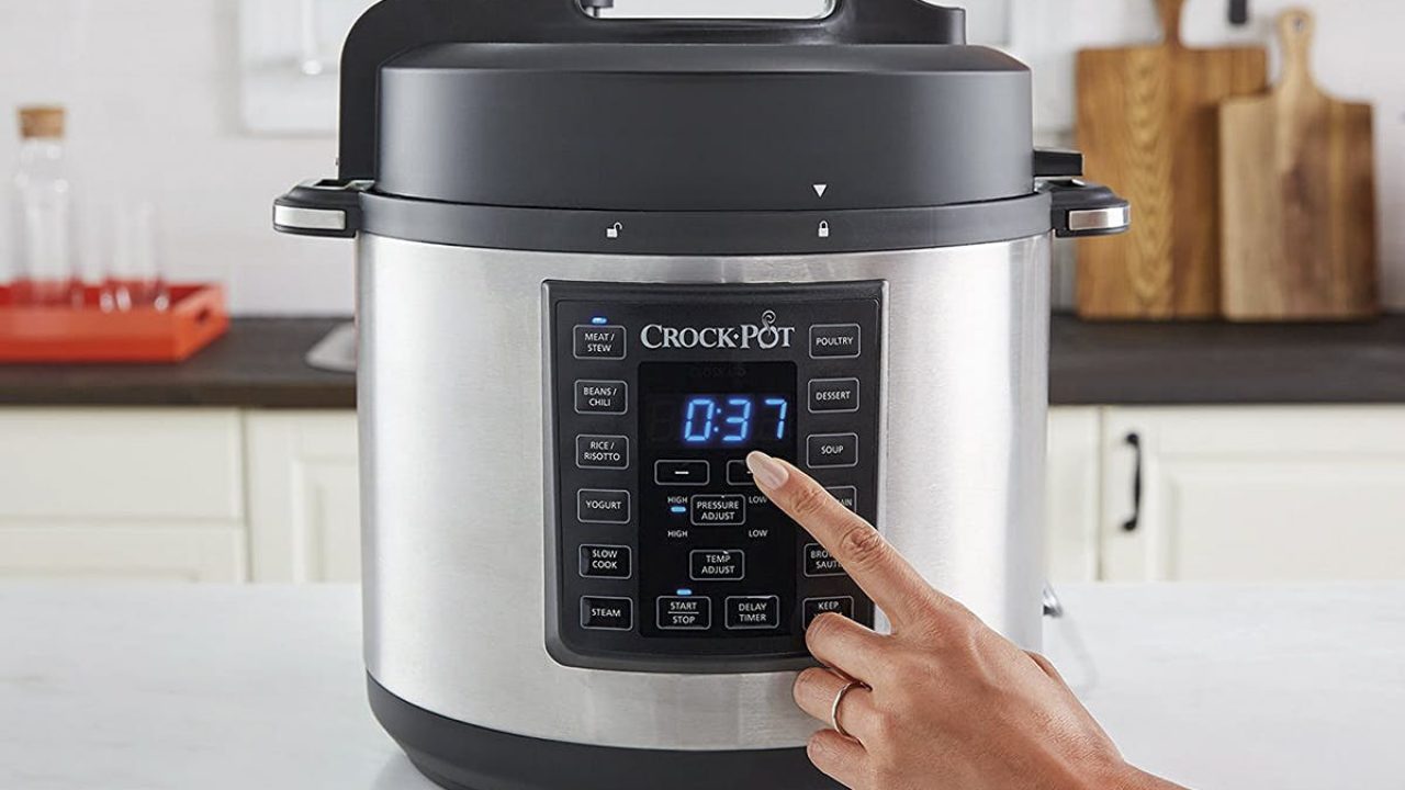BELLA (13973) 5 Quart Programmable Slow Cooker with Timer, Polished  Stainless Steel