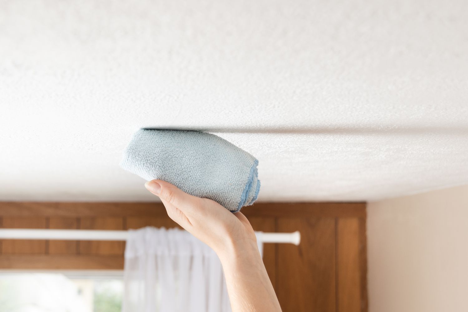 How To Clean Ceilings And Moldings