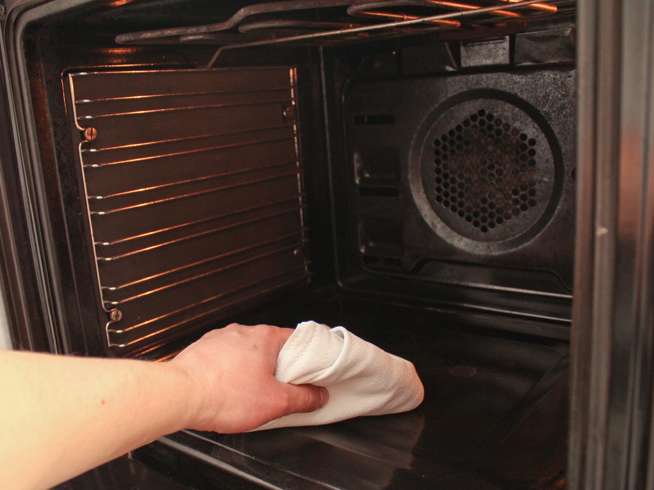 How to clean a microwave, oven and blinds