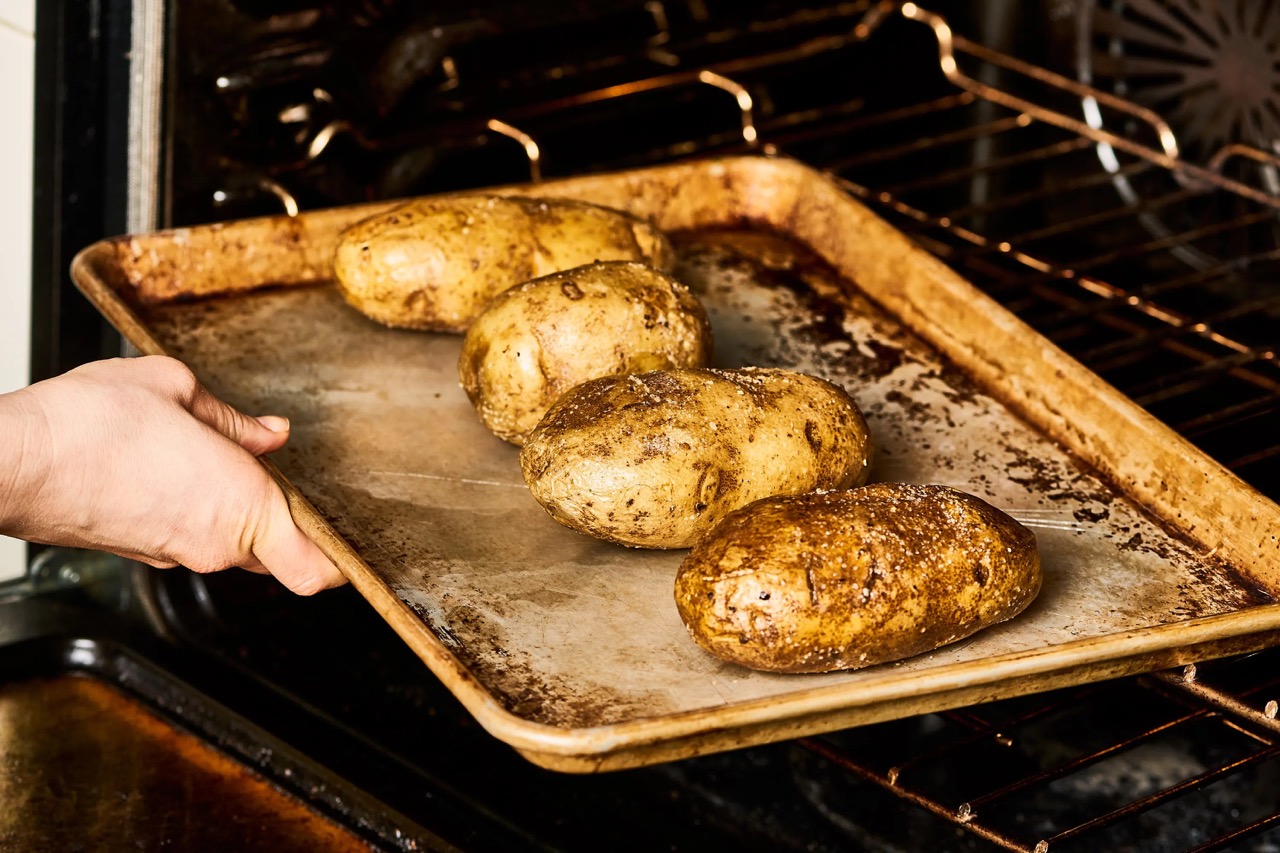 How To Cook A Potato In The Microwave Oven