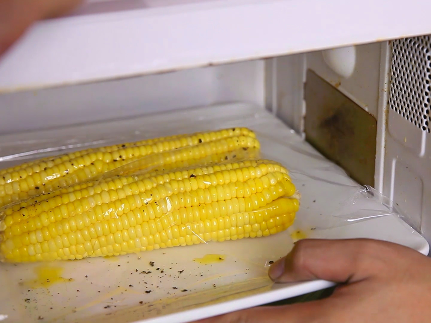 How To Cook Corn On The Cob In A Microwave Oven