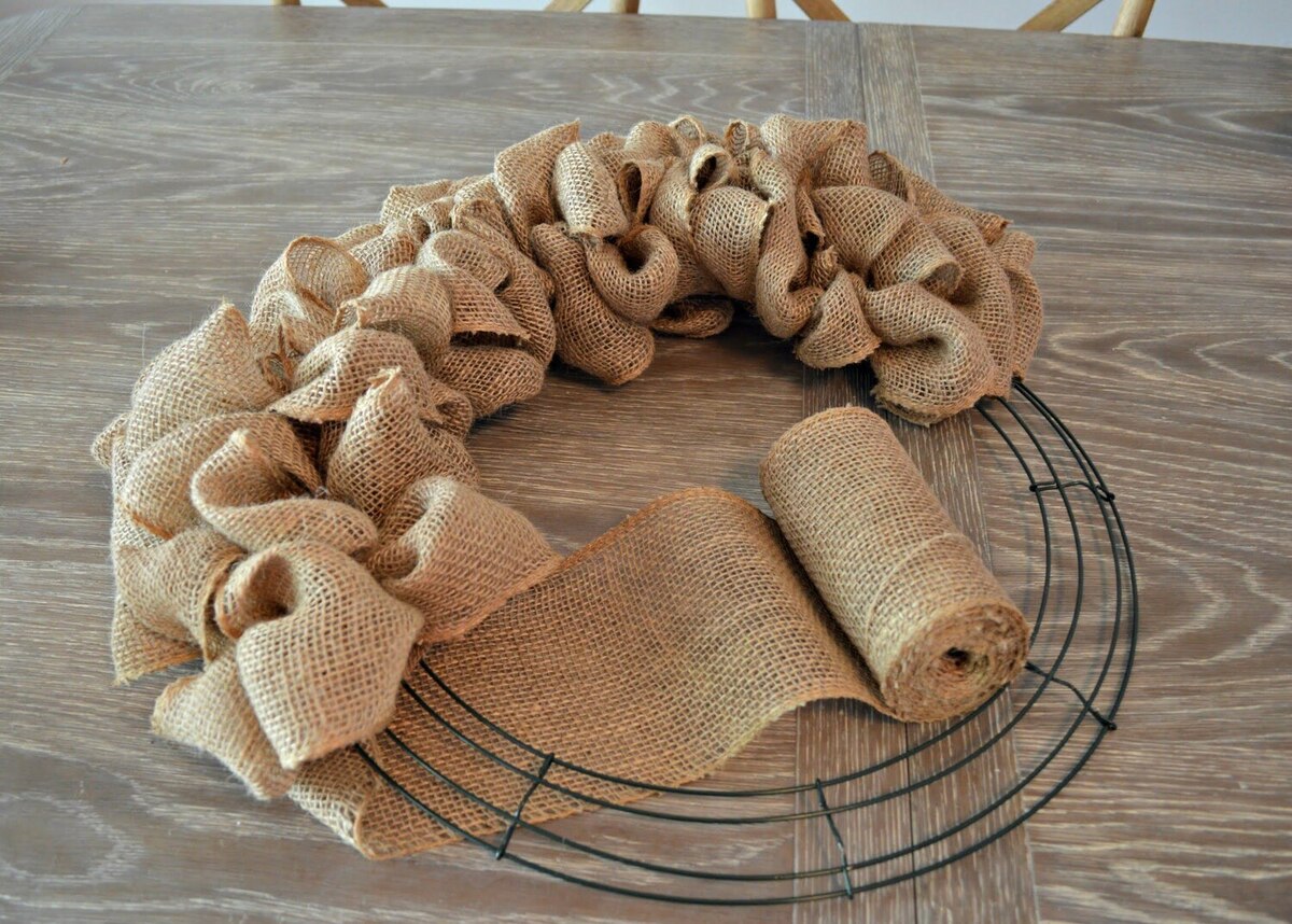 How To Make A Burlap Wreath: 6 Easy Steps For Beginners