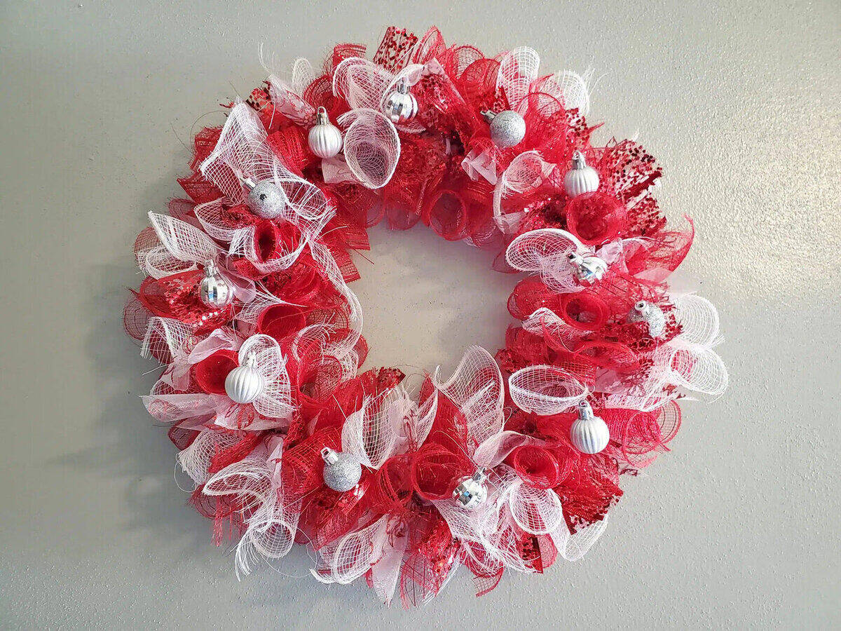 How To Make A Wreath With Mesh: 8 Easy Steps For Beginners