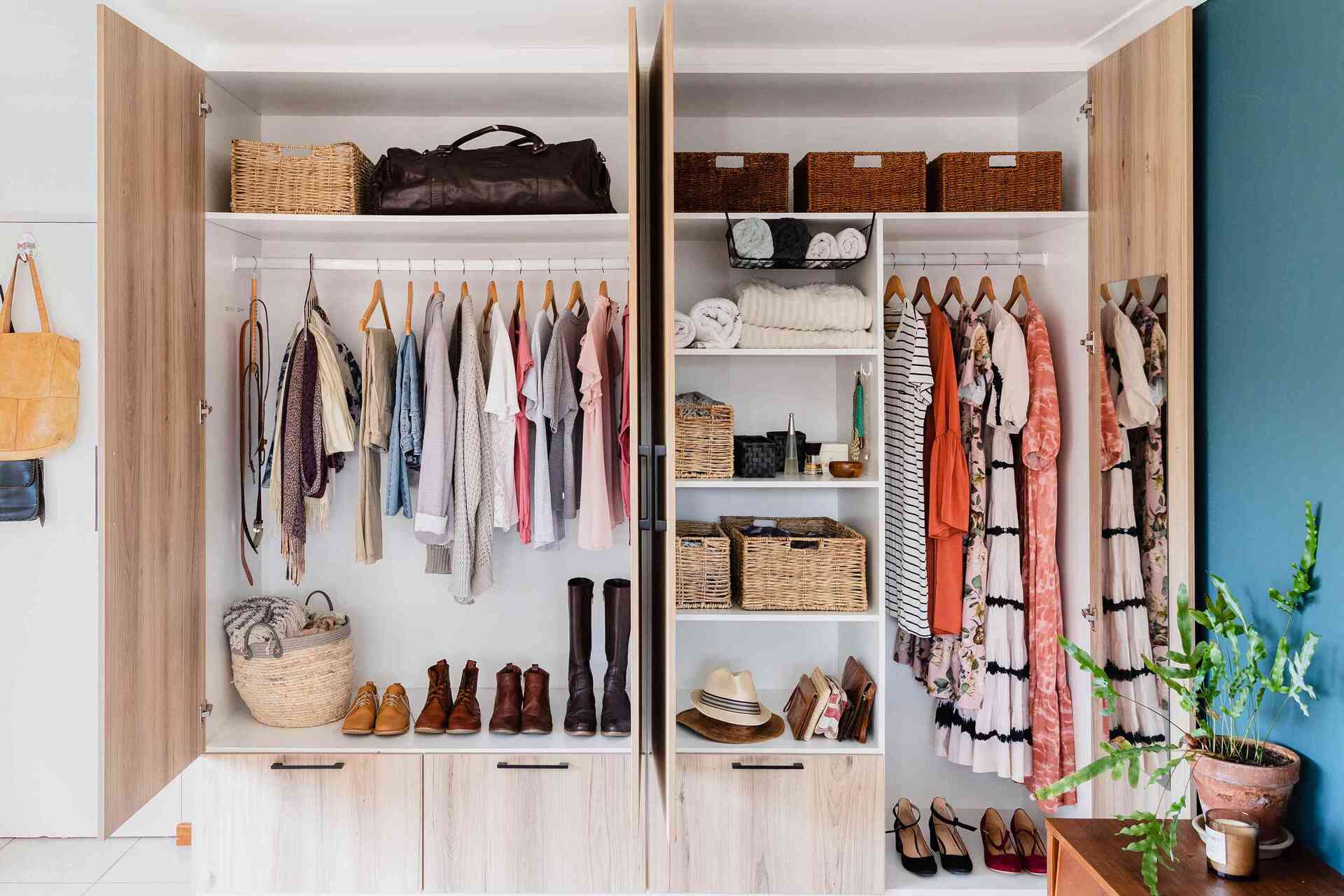 How To Organize A Closet Without Buying Anything: 6 Tricks