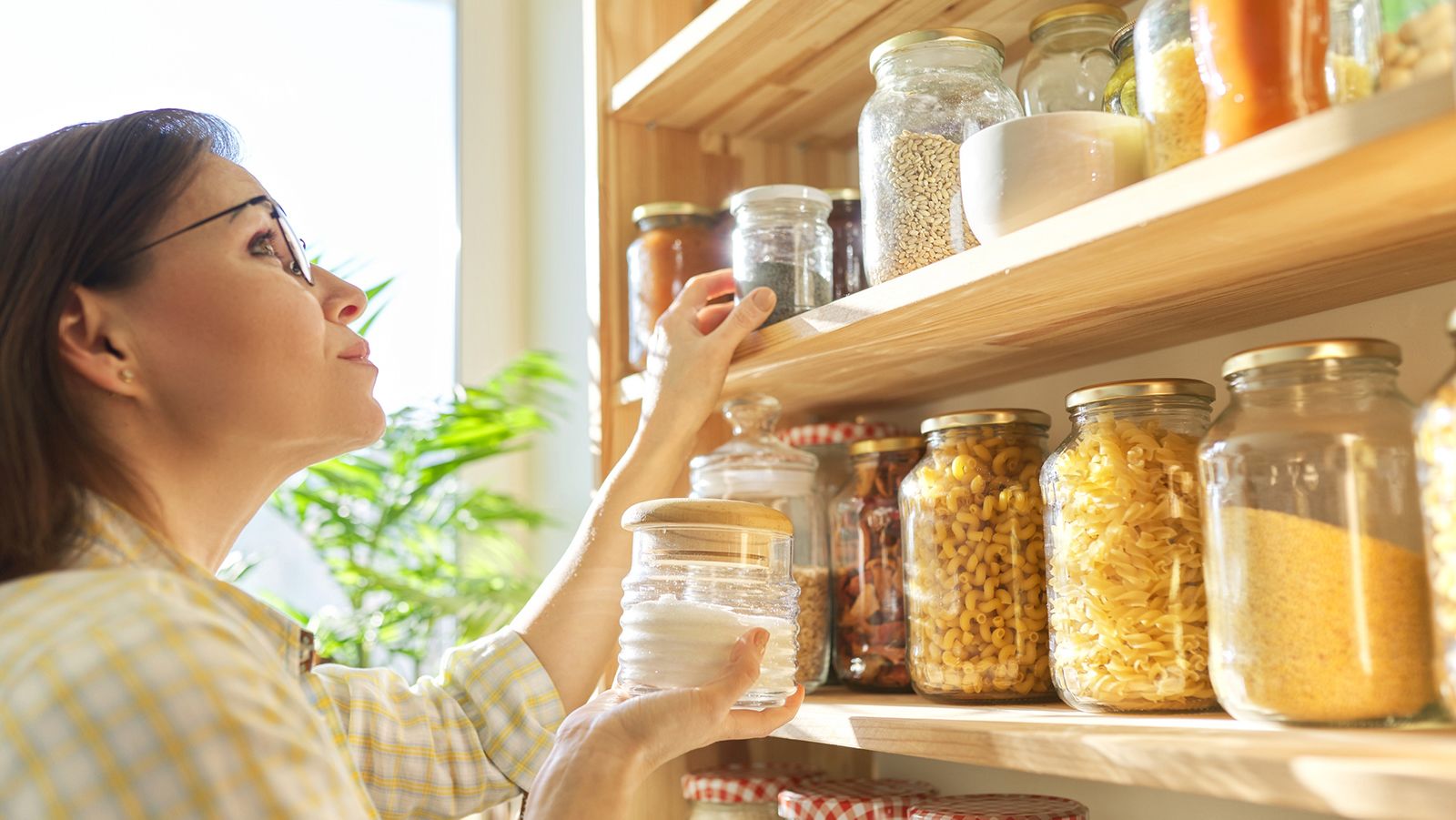 How To Organize A Small Pantry: 6 Professional Tips
