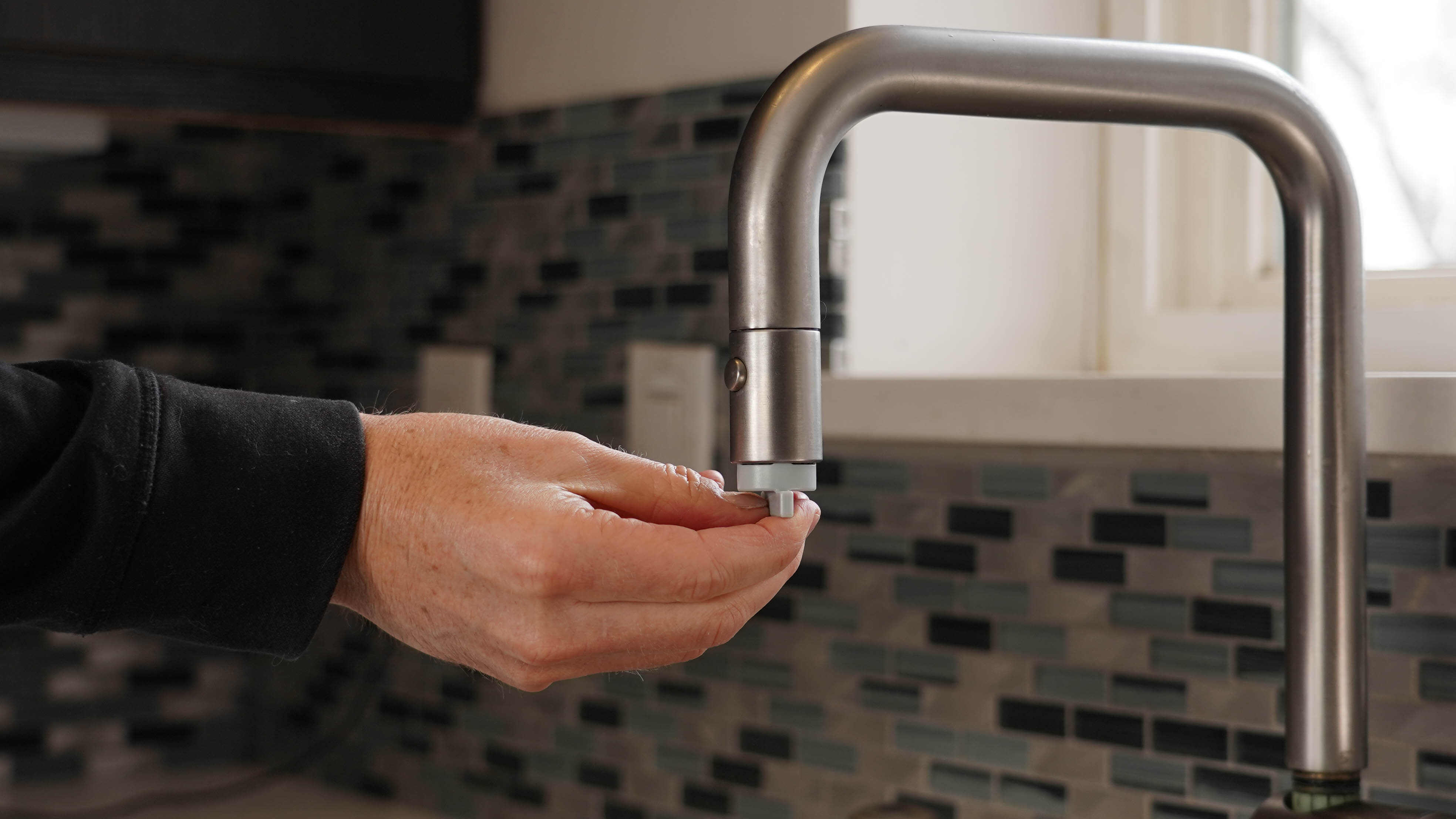 How To Remove Aerator From Pull Down Faucet