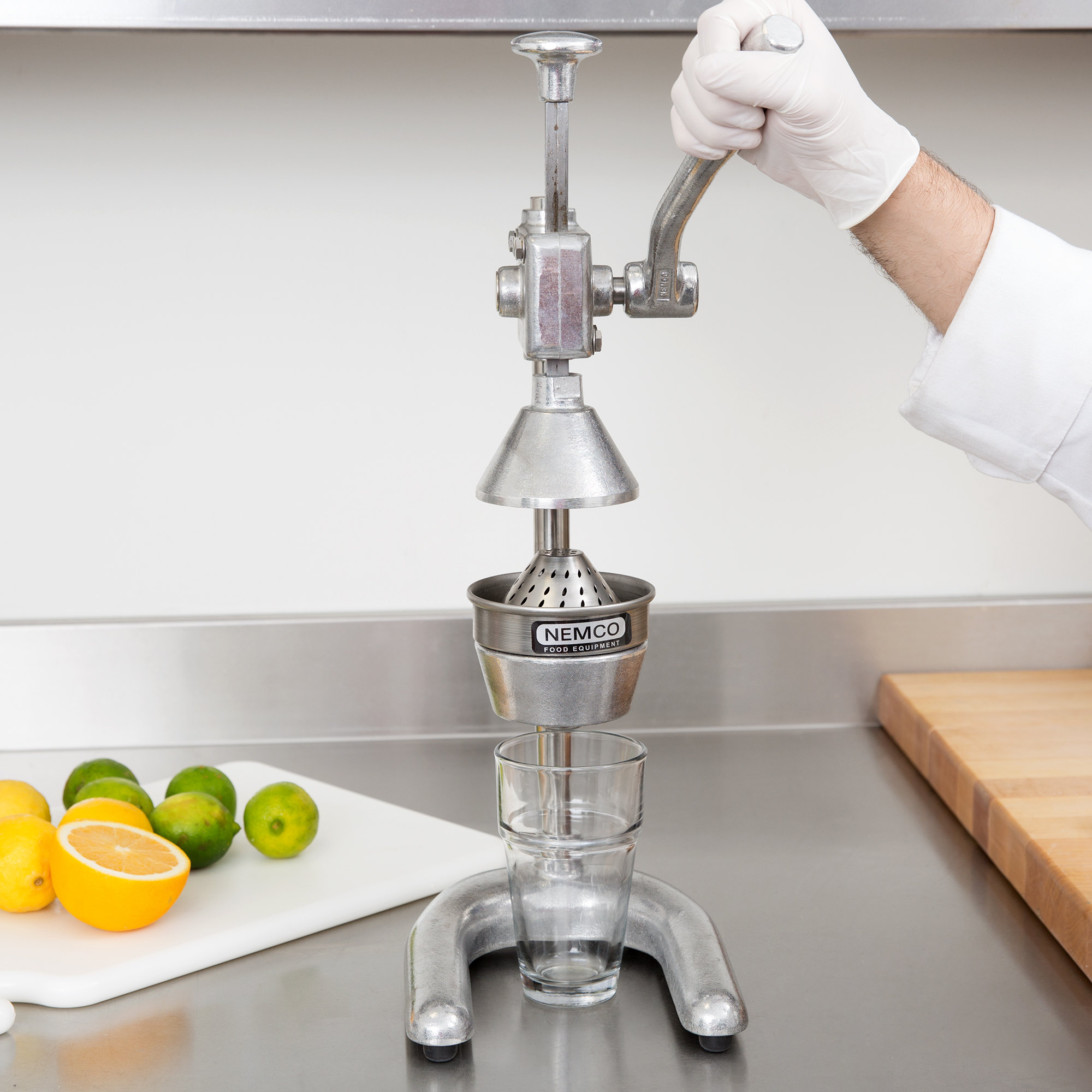 How To Use A Manual Juicer