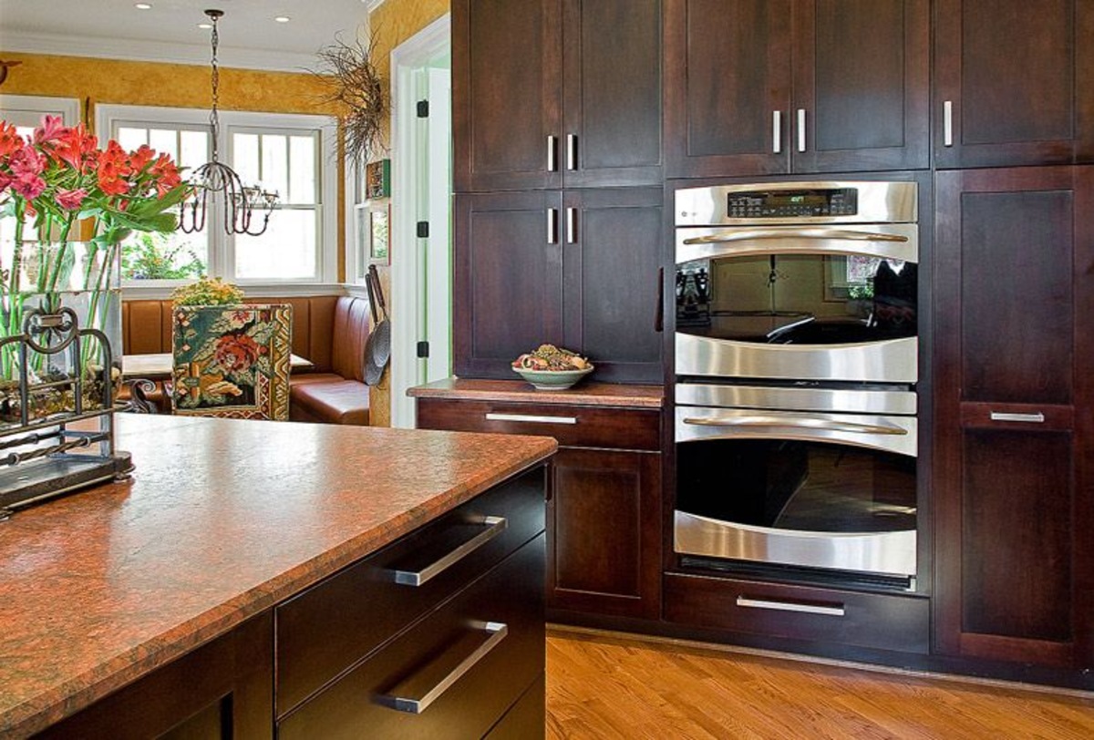 Should Kitchen Cabinets Be Symmetrical? The Experts Have The Final Say