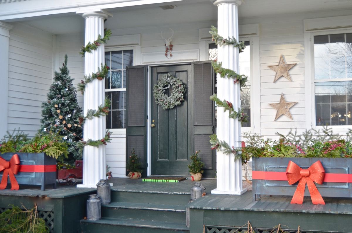 12 Easy Ways To Decorate Your Front Porch With Flea Market Finds