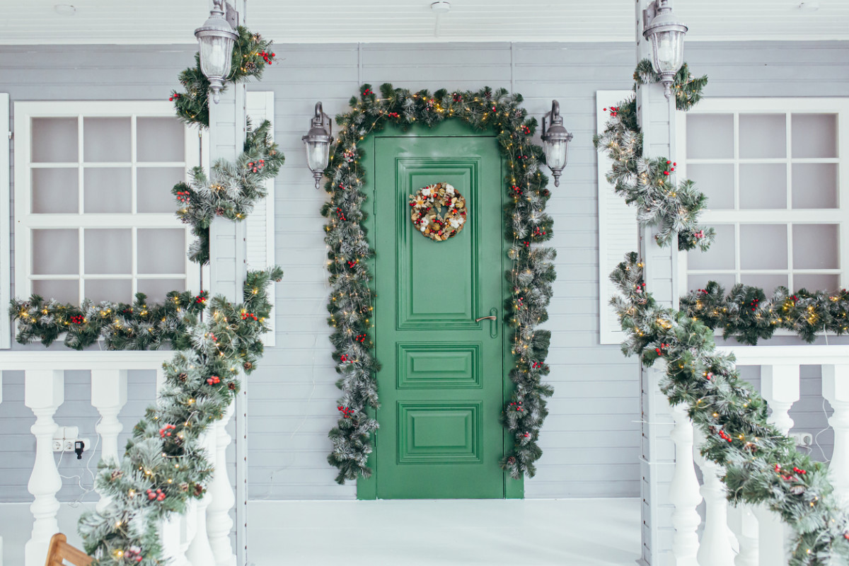 9 Superior Porch Christmas Decorations For 2024