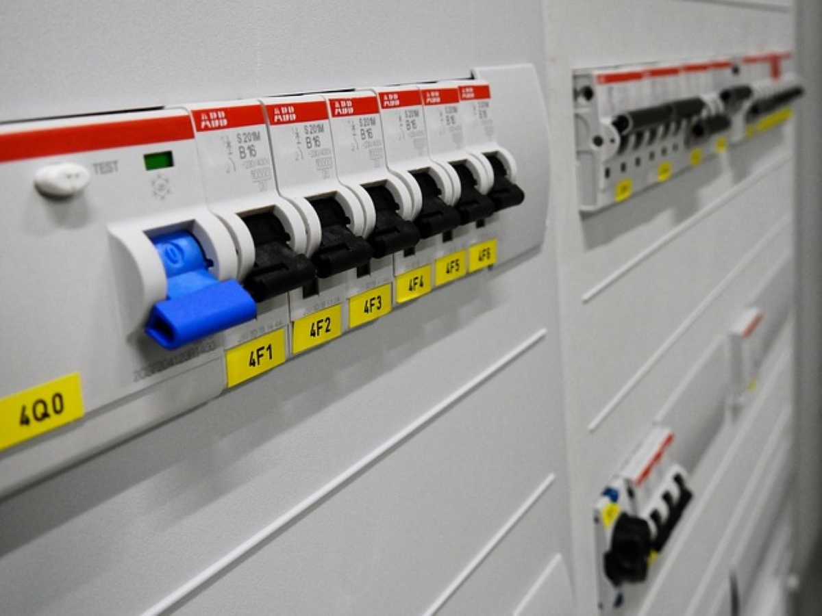 An In-Depth Guide On The Different Types Of Circuit Breakers