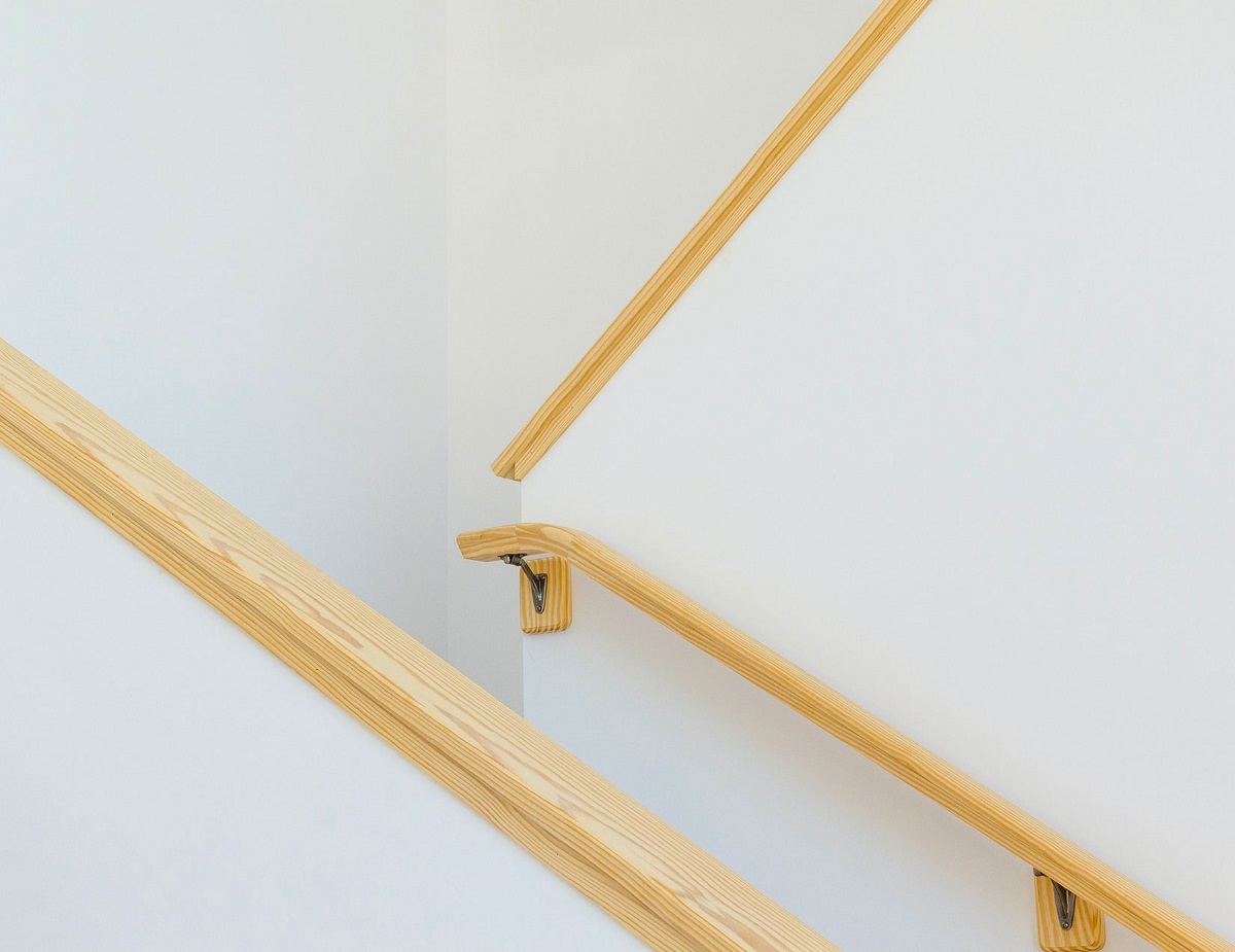 How Do Handrails On Stairs Help Keep You Safe?