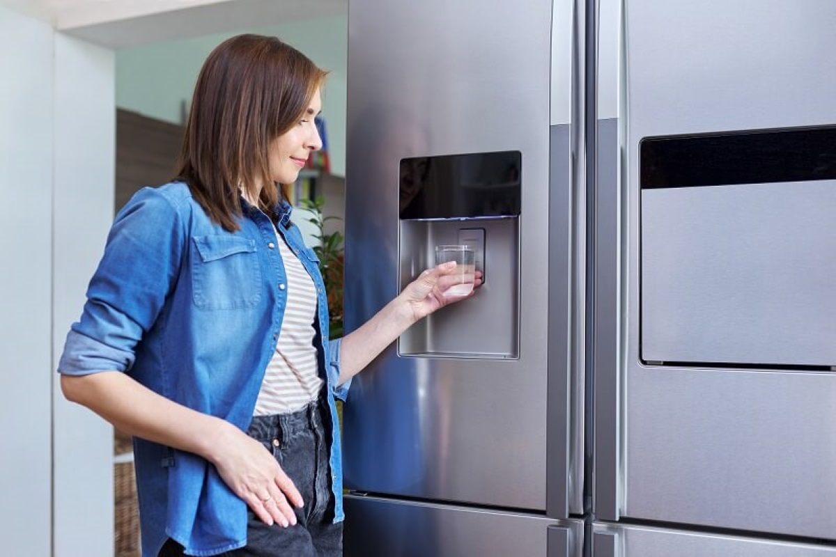 https://storables.com/wp-content/uploads/2023/09/how-does-water-dispenser-in-fridge-work-1694485127.jpg
