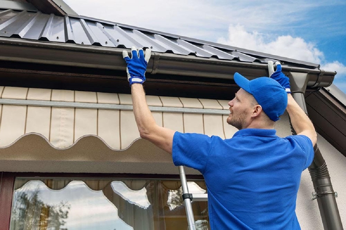 How Far Should Gutters Extend Past The Roof