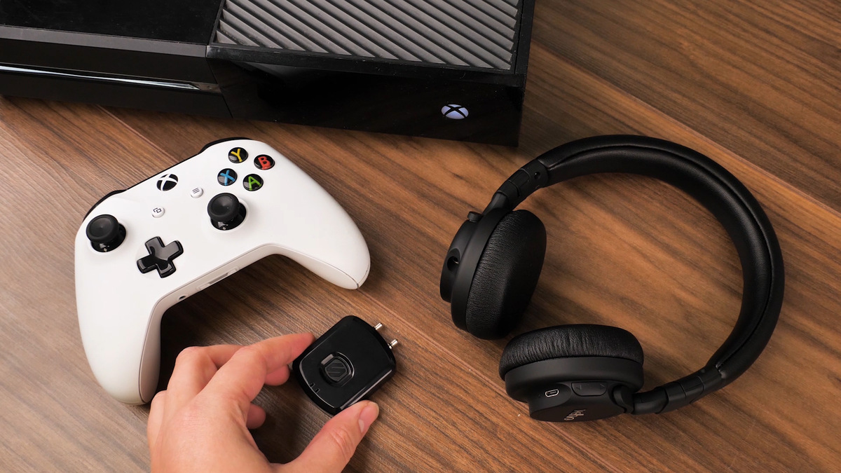 Can you plug best sale headphones into xbox one