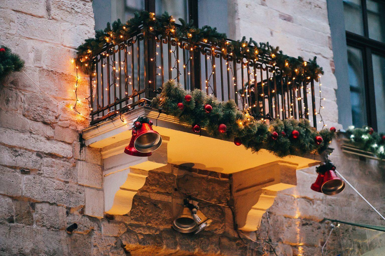 How To Decorate A Balcony For Christmas