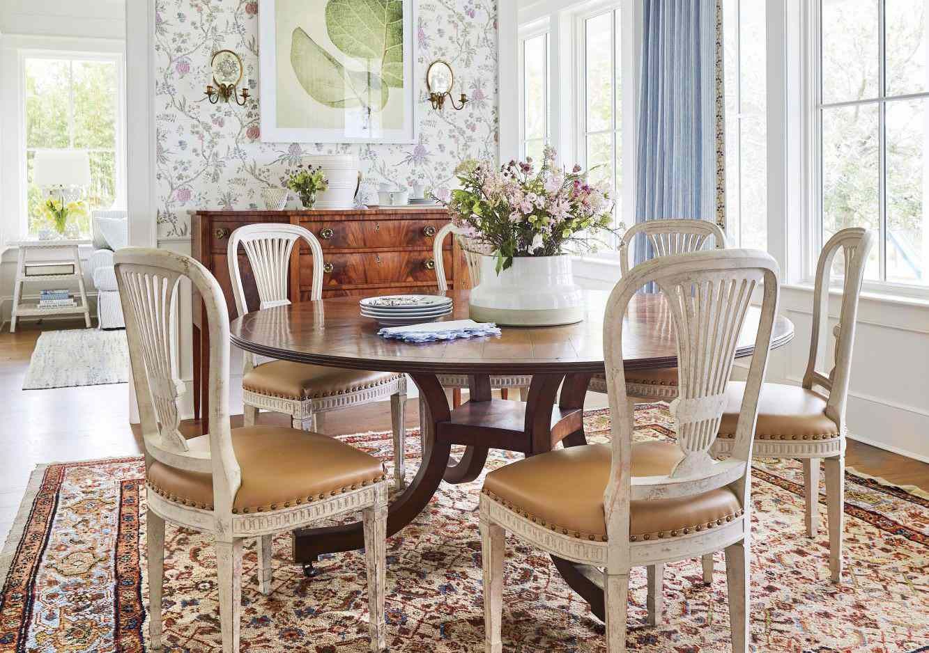 How To Decorate A Small Dining Room